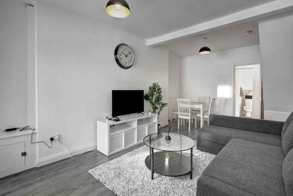2 Bed House Sleeps 5 The Heart Of Holiday home Liverpool